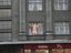 Oma will durch das Fenster