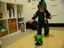 Babydino spielt mit Spielzeugdino